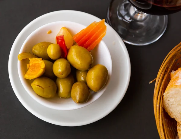 Ubearbejdet saltlage, saltede grønne oliven, spanske tapas - Stock-foto