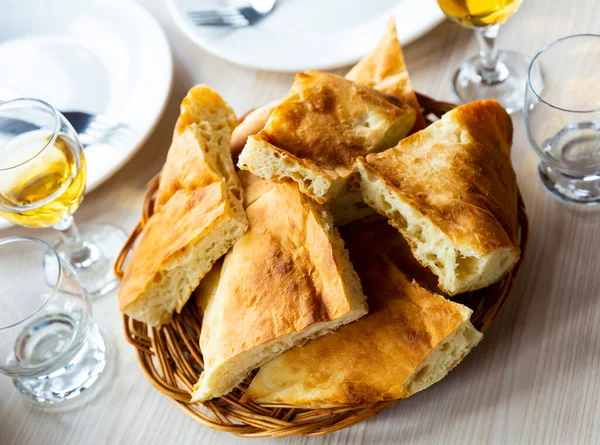 Εικόνα κομμένου ψωμιού σε γεωργιανό τραπέζι — Φωτογραφία Αρχείου