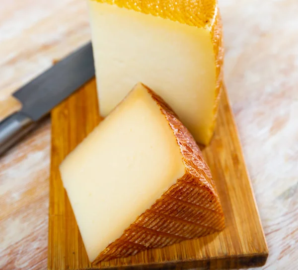 Vista de uns pedaços de queijo semi-duro — Fotografia de Stock