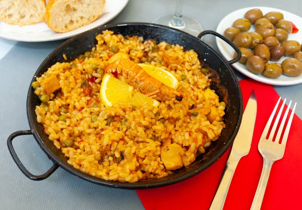 Mâncare spaniolă paella fructe de mare cu orez, creveți și midii — Fotografie, imagine de stoc