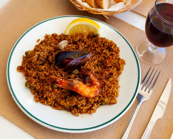 Δημοφιλές πιάτο ισπανικής κουζίνας είναι η παέγια με θαλασσινά — Φωτογραφία Αρχείου