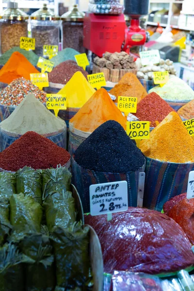 Contador del mercado turco con especias y hierbas naturales —  Fotos de Stock