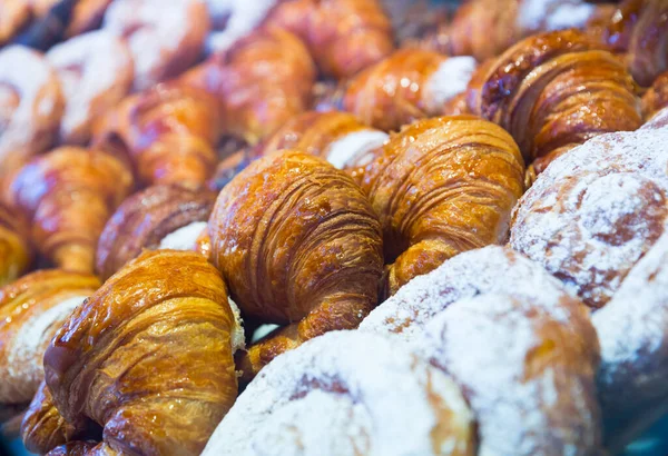 Croissants w hiszpańskim sklepie piekarniczym — Zdjęcie stockowe