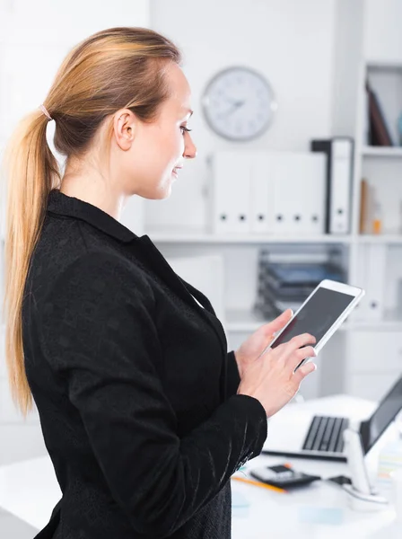 Usuario femenino de alta tecnología moderna — Foto de Stock