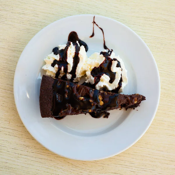 Stukje chocoladetaart geserveerd op wit bord — Stockfoto