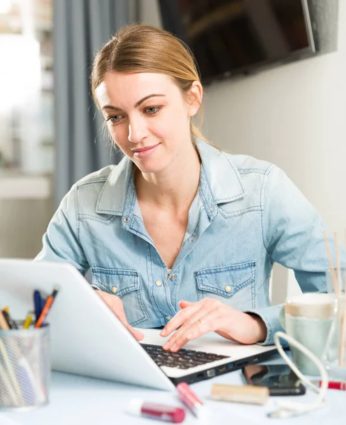 Mulher usando laptop — Fotografia de Stock