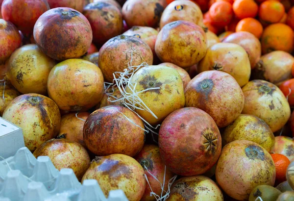 Primo piano di melograni in supermercato — Foto Stock