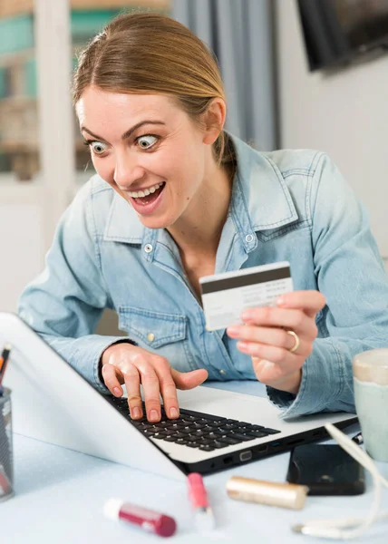 Захватывающая женщина делает покупки онлайн — стоковое фото