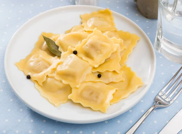 Leckere appetitliche Ravioli mit Lorbeerblatt und schwarzem Pfeffer — Stockfoto