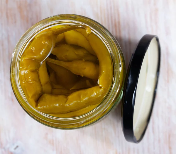 Glas mit eingelegtem grünem Paprika — Stockfoto