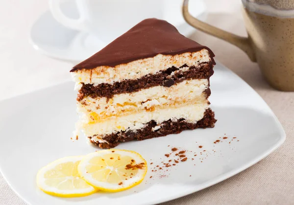 Kawałek ciasta czekoladowego cytrynowego na białym talerzu — Zdjęcie stockowe