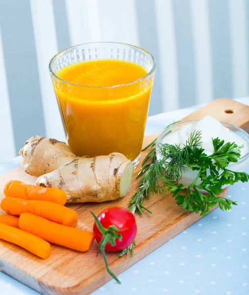 Frischer Karotten- und Ingwersaft — Stockfoto