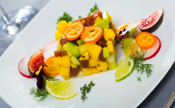 Delicious tartare of tuna with mango, avocado and fig, served with flower — Stock Photo, Image