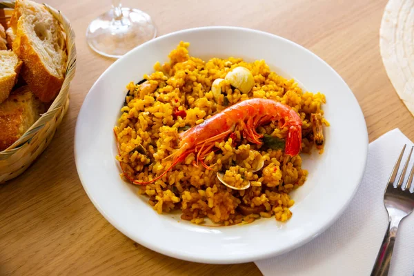 Plato español paella de mariscos con arroz, camarones y mejillones — Foto de Stock