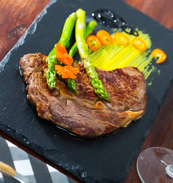 Well done beef steak with asparagus — Stock Photo, Image