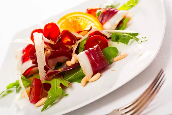 Ensalada con pechuga de pato seca Magret — Foto de Stock