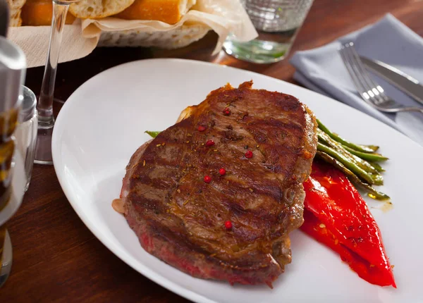 Vitello entrecote con fagiolini e peperone dolce — Foto Stock