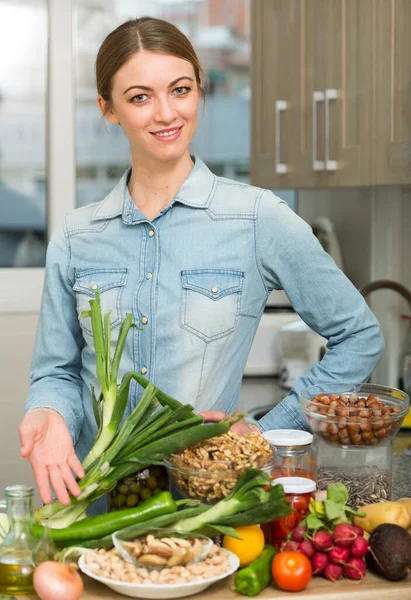 Glimlachende vrouw klaar om te koken — Stockfoto