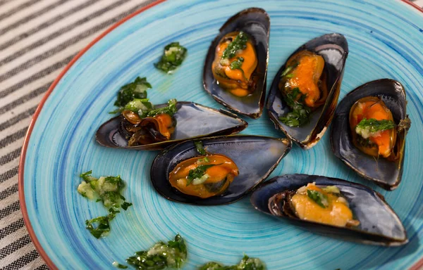 Imagen de mejillones con salsa — Foto de Stock