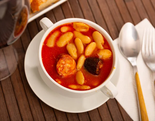 Feijão asturiano guisado Fabada com carne de porco, morcilla e chouriço — Fotografia de Stock