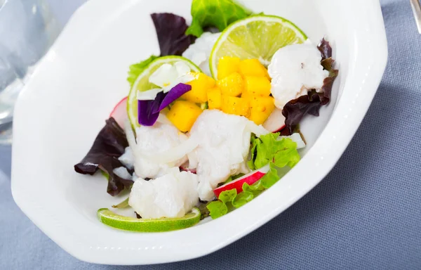 Mango ve limonlu Hake ceviche — Stok fotoğraf