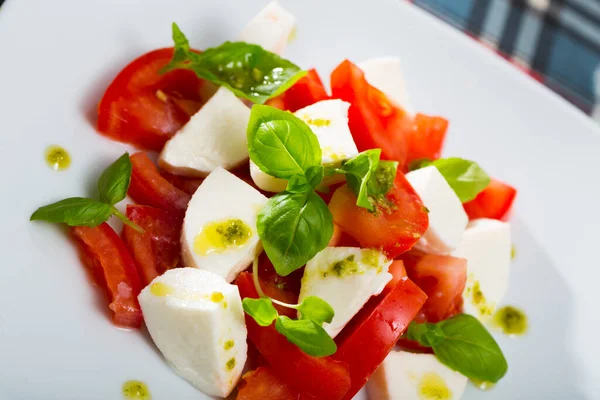 Appetizing salad with young white cheese — Stock Photo, Image