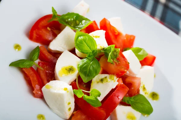 Salada apetitosa com queijo branco jovem — Fotografia de Stock