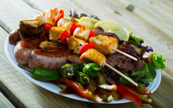 Farklı ızgara et ve sebzelerle Bulgar mutfağı mesşana. — Stok fotoğraf
