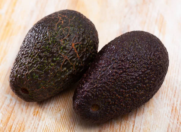 Twee Hass avocado 's — Stockfoto