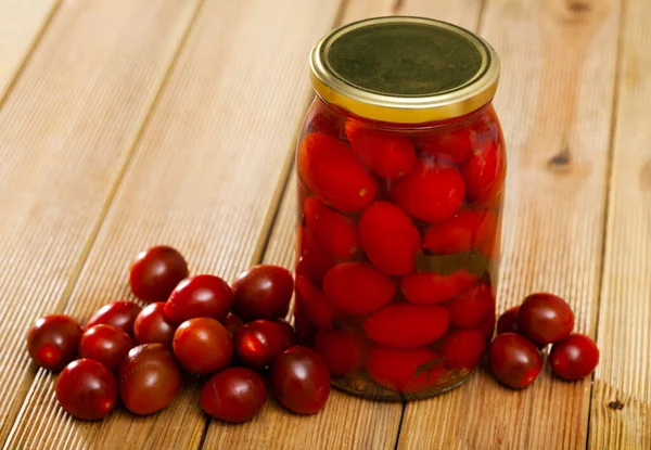 Tarro de vidrio con tomates rojos en escabeche y tomates frescos — Foto de Stock