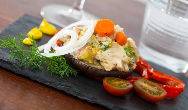 Salada de frango em berinjela com pimenta — Fotografia de Stock