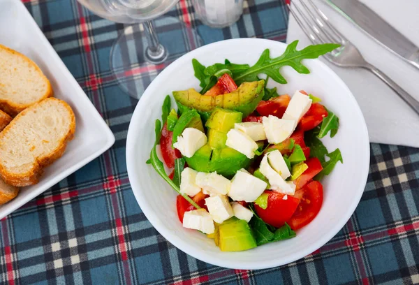 Čerstvý letní salát se zeleninou a sýrem — Stock fotografie