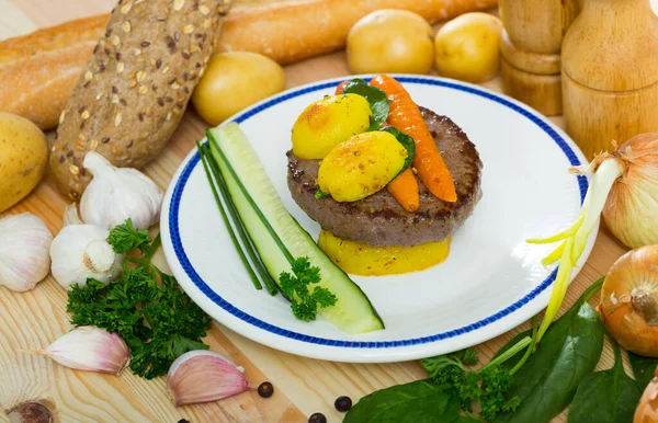 Suela de ternera con patatas nuevas al horno, zanahorias — Foto de Stock