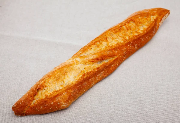 パリッとしたフランスの焼きたてのバゲット、ベーカリー製品の閉鎖 — ストック写真