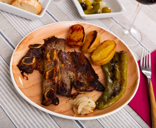 Popular dish of grilled beef Churrasco, potatoes and peppers — Stock Photo, Image