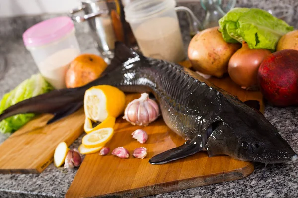 Ikan sturgeon dengan buah-buahan dan sayuran segar — Stok Foto