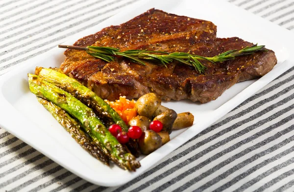 Roasted veal steak with baked vegetables — Stock Photo, Image