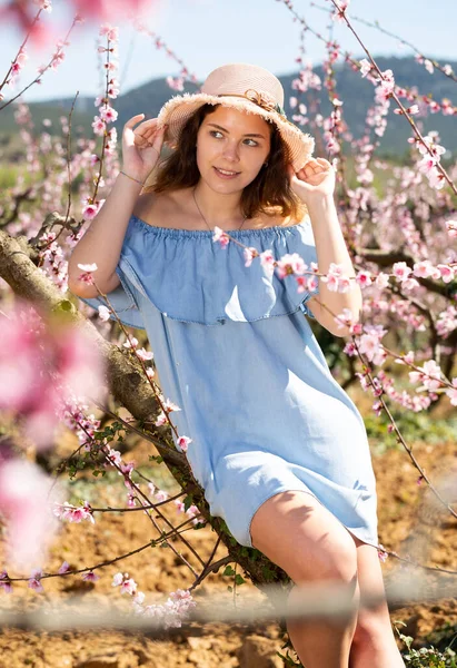 Nő szalmakalapban élvezi a természet tavasszal — Stock Fotó