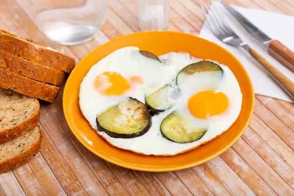 Jaja smażone z plastrami bakłażana serwowane na śniadanie — Zdjęcie stockowe