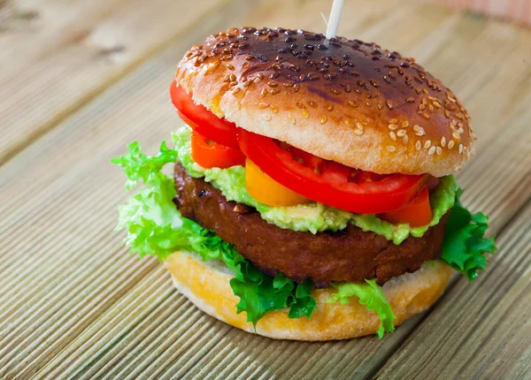 Wegetariański hamburger z kotletem sojowym, pomidorem i sałatą — Zdjęcie stockowe