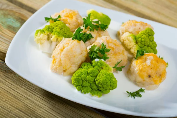 Bolas de pescado de cocina noruega con sabroso pescado blanco servido con brokkoli en el plato — Foto de Stock