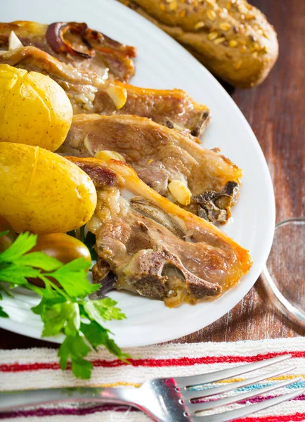 Rostade revben av lamm med potatis — Stockfoto