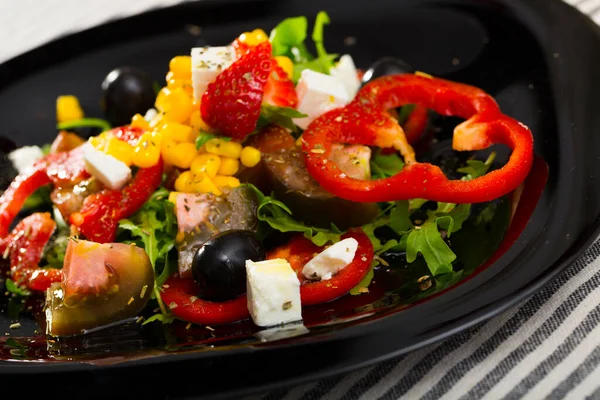 Verse salade met peper, arugula, aardbeien en feta kaas — Stockfoto