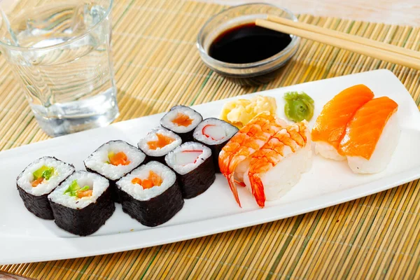 Ssorted sushi maki和nigiri — 图库照片