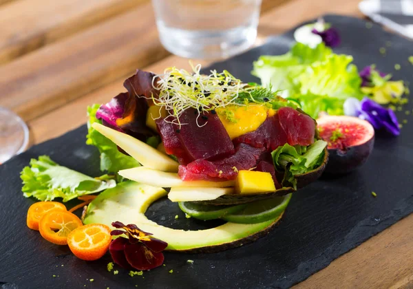 Insalata di tonno con avocado e mango — Foto Stock