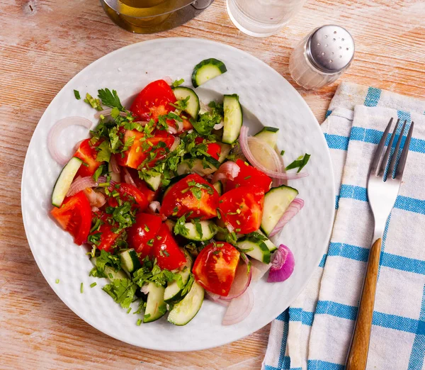 Appetizing pepino e salada de tomate close-up — Fotografia de Stock