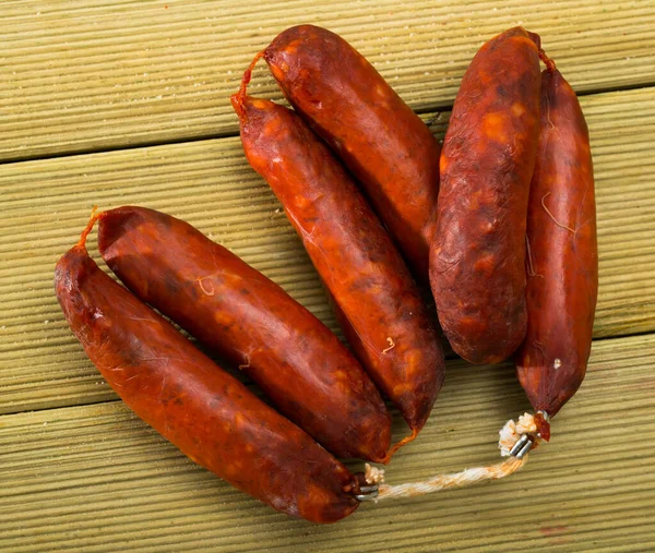 Chorizo sobre superficie de madera — Foto de Stock