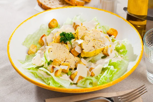 Salada Caesar com frango grelhado em um prato branco — Fotografia de Stock