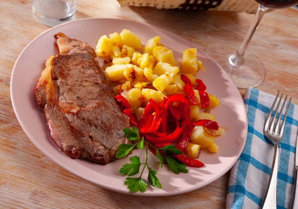 Telecí steak se smaženými bramborami a pepřem — Stock fotografie