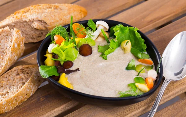 Sopa de creme com cogumelos e legumes — Fotografia de Stock